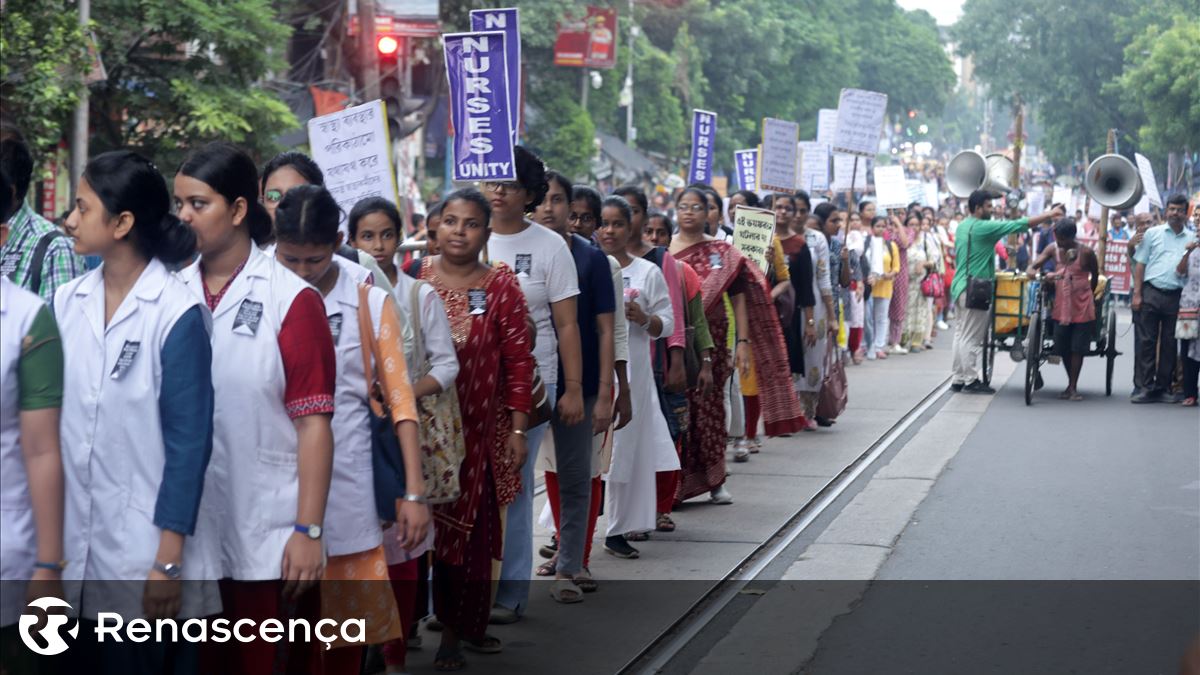 Médicos indianos protestam após violação e morte de estagiária