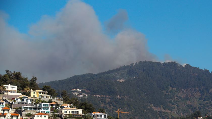 Afastada a hipótese de o fogo chegar às zonas altas do Funchal