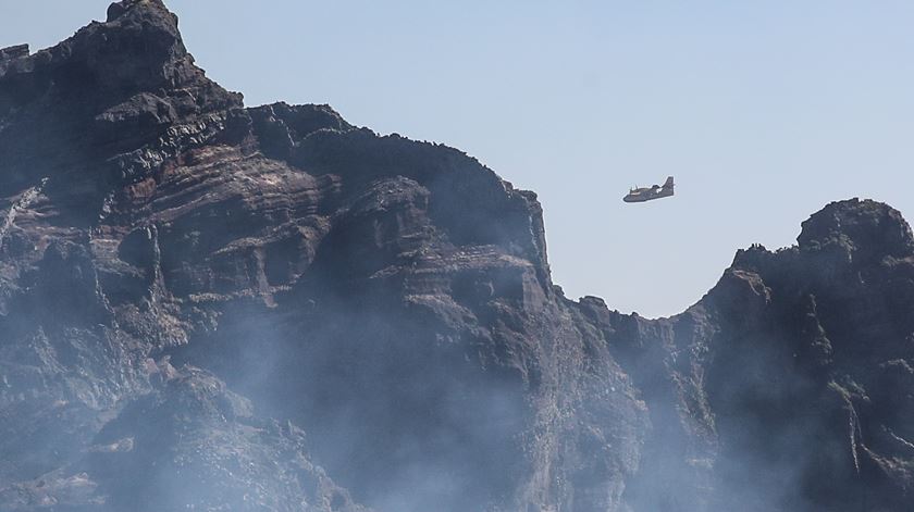 Canadair iniciaram descargas na cordilheira central da Madeira