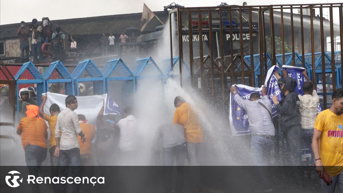 Polícia usa canhões de água contra protesto pelo assassínio de médica na Índia