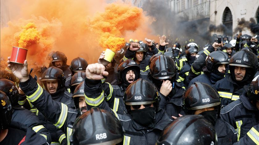 "Já sabe que nós existimos?" As imagens do protesto dos bombeiros frente ao Parlamento