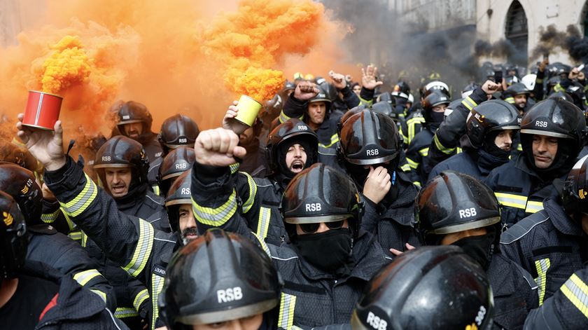 Bombeiros contestam proibição de entrarem fardados no parlamento