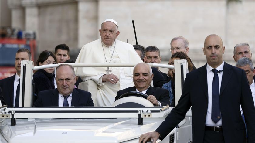 Rezar o terço para pôr fim à loucura da guerra, pede o Papa