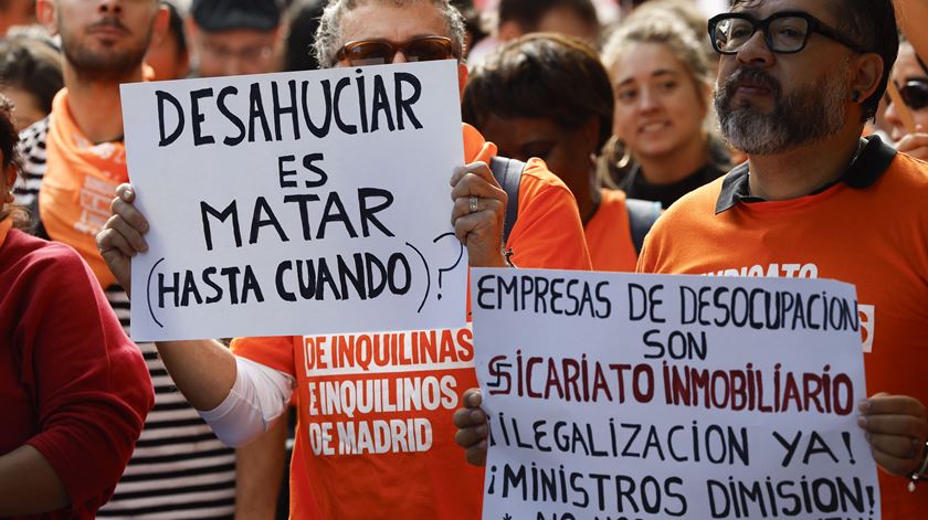 “Os senhorios estão a roubar-nos os salários”. Manifestação leva milhares às ruas de Madrid