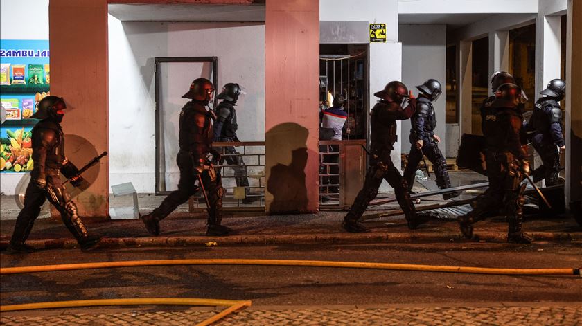 Autocarros ardem no Seixal e em Santo António dos Cavaleiros, detenções na Pontinha e polícia atacada na Cova da Moura