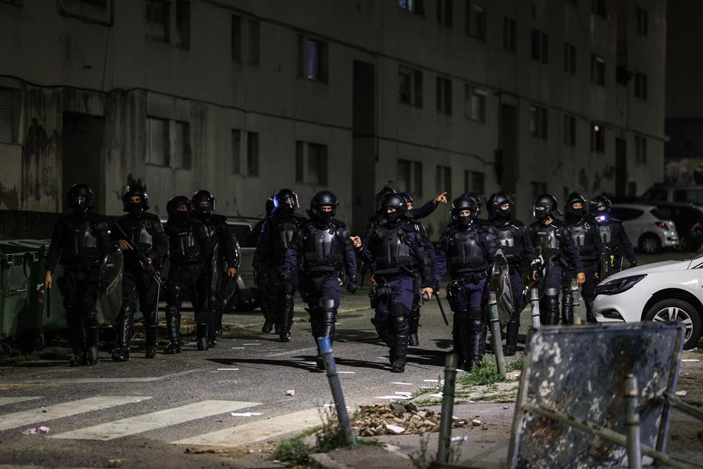 Polícia responde a desacatos no bairro do Zambujal, onde morava Odair Moniz. Foto: Miguel A. Lopes/Lusa