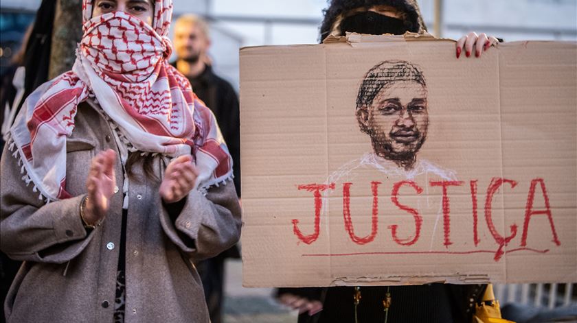 Faca que pertenceria a Odair Moniz foi apreendida e consta do processo