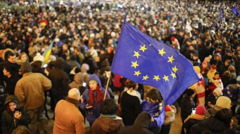 Como resposta à decisão, milhares de manifestantes pró-UE bloquearam as ruas de Tbilisi, a capital. Foto: David Mdzinarishvili/EPA