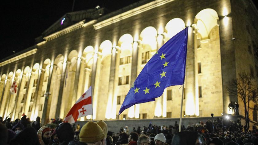 Como resposta à decisão, milhares de manifestantes pró-UE bloquearam as ruas de Tbilisi, a capital. Foto: David Mdzinarishvili/EPA