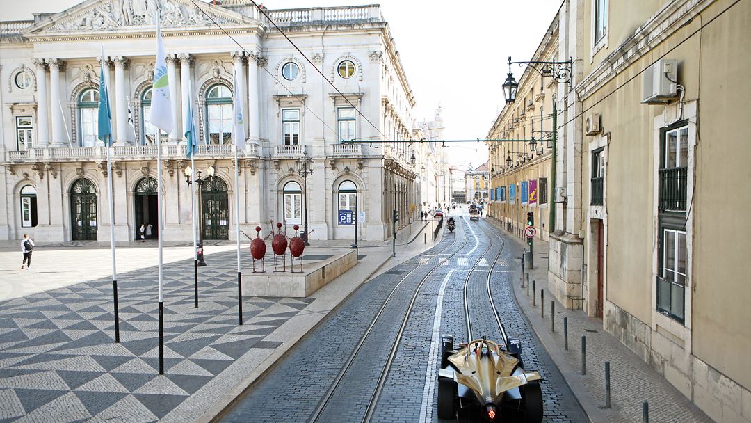 O piloto passeou junto à sede da Câmara Municipal de Lisboa.