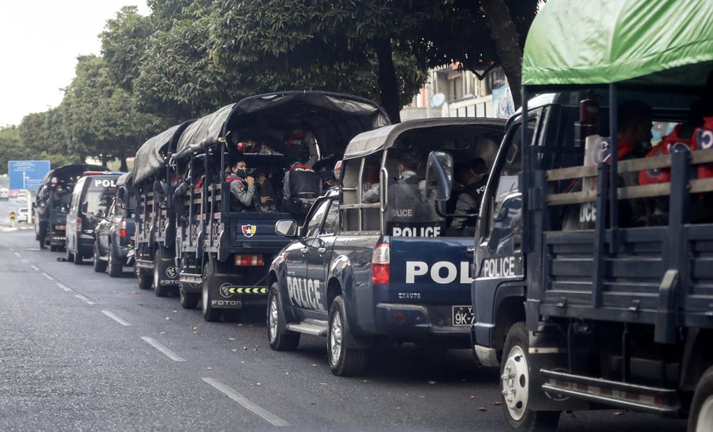 Carros policiais que tomaram parte no golpe de Estado estacionados em Rangum. Foto: Lynn Bo Bo/EPA