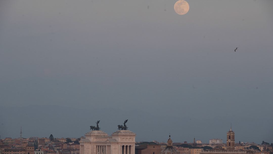 Roma, Itália. O local ideal para a sua observação foi o que teve o horizonte desimpedido na direção Este. Foto: Claudio Peri/EPA