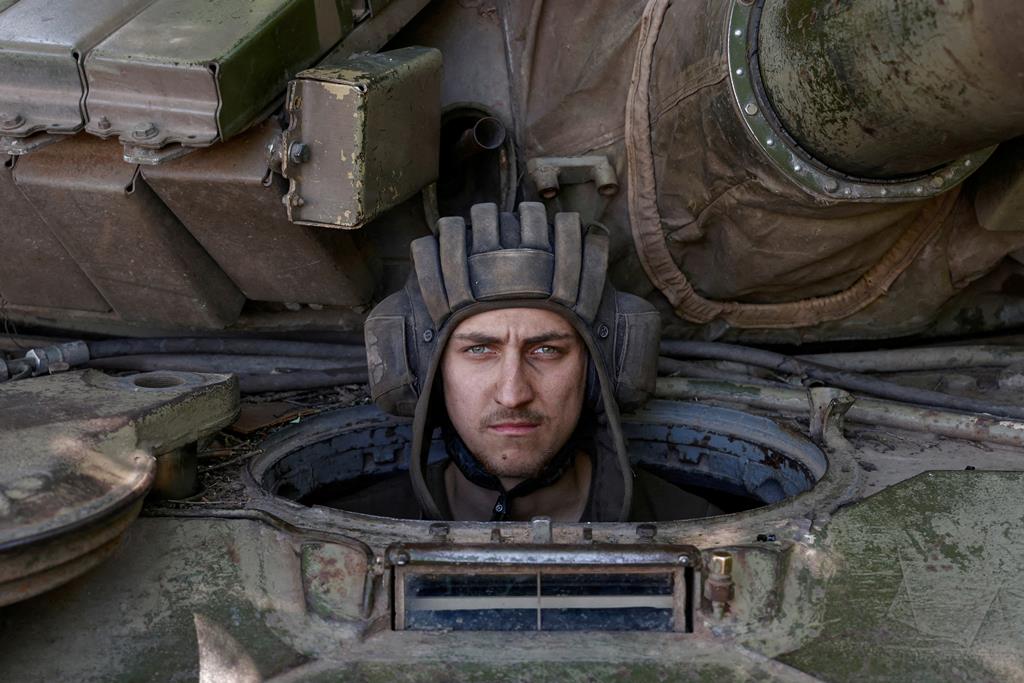 Soldado ucraniano em Donetsk. Fotografia tirada em Junho de 2022. Foto: REUTERS/Stringer/File Photo