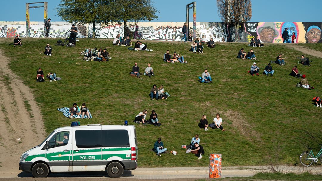 Berlim, Alemanha. Polícia alemã vigia habitantes durante a tarde de primavera deste domingo. Ajuntamentos de mais de duas pessoas são proibidos na Alemanha. Foto: Alexander Becher/EPA