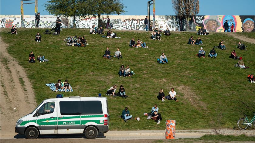 Polícia alemã vigia habitantes. Foto: Alexander Becher/EPA