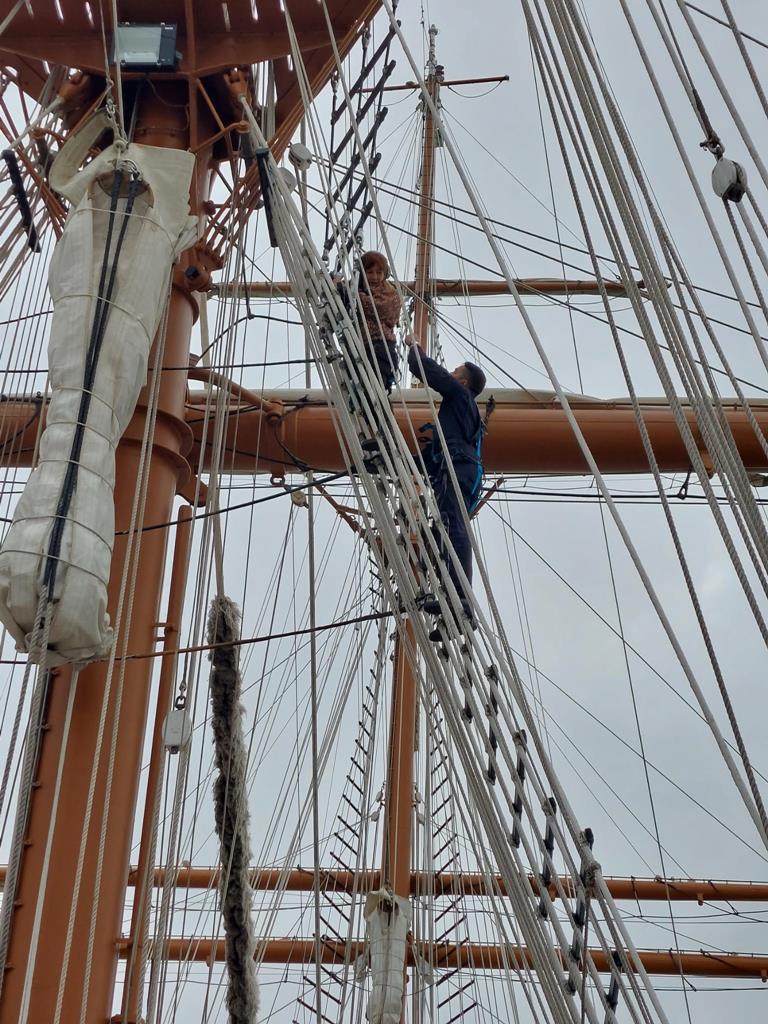 Está cumprido um desejo de Ana Galvão: subiu ao mastro da embarcação. Foto: Daniela Espírito Santo/RR