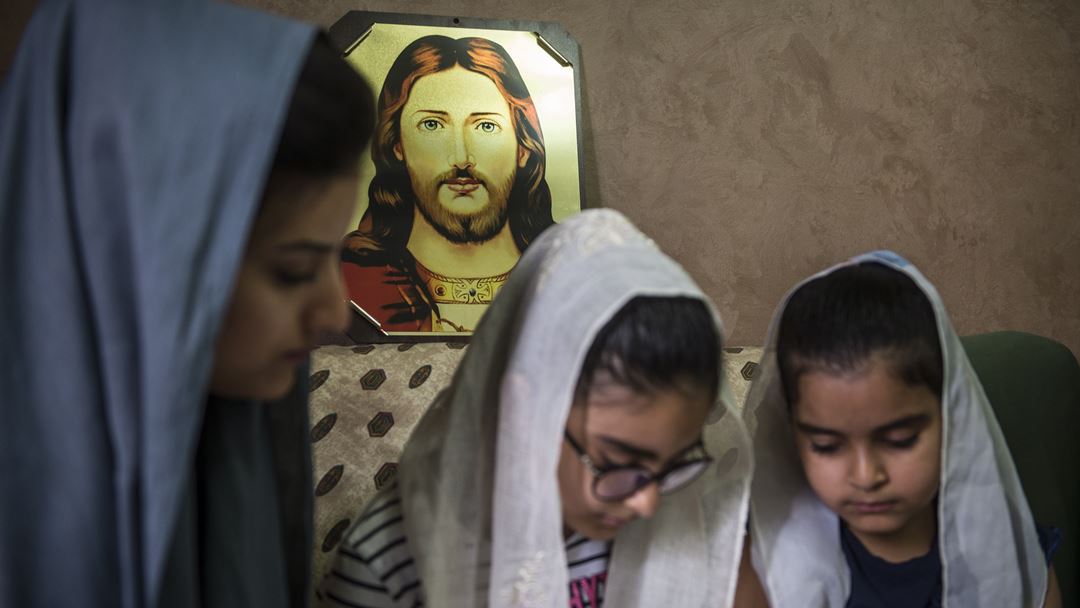 Cairo, Egito. Uma família egípcia lê a Bíblia em casa. O Governo decretou duas semanas de isolamento no país, desde 25 de março. Foto: Mohamed Hossam/EPA