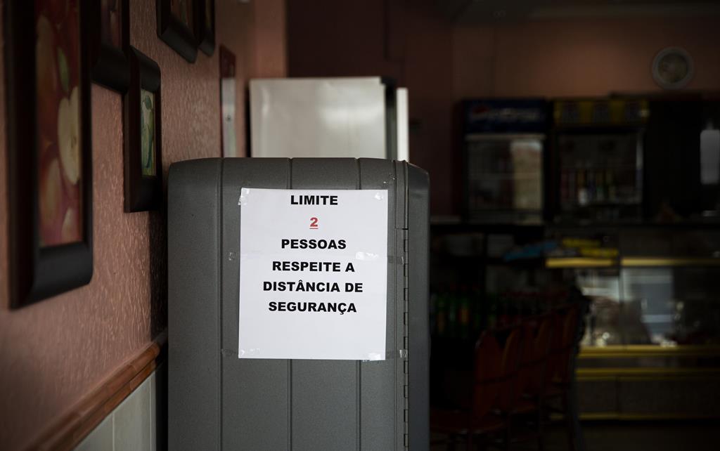 Aviso para respeito pela distância de segurança no interior de um restaurante em Rio Maior. Foto: Sofia Freitas Moreira/RR