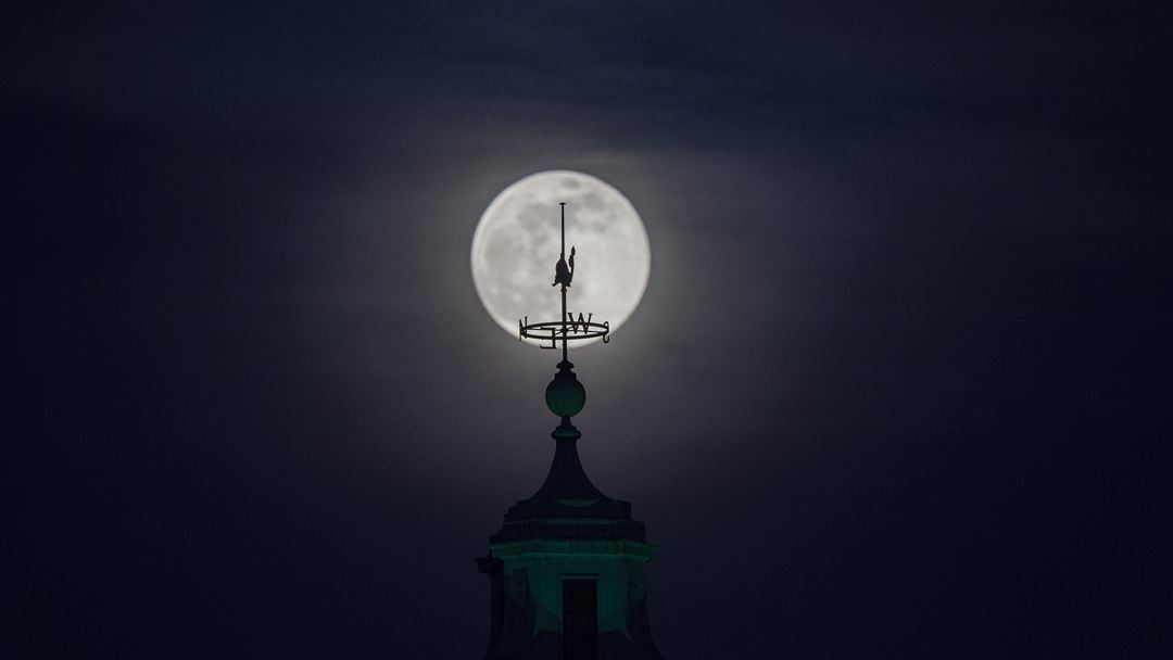 Londres, Reino Unido. Este ano só conta com três Super Luas: a primeira foi a 9 de março, a segunda foi na terça-feira e no dia 7 de maio ocorre a última de 2020. Foto: Facundo Arrizabalaga/EPA