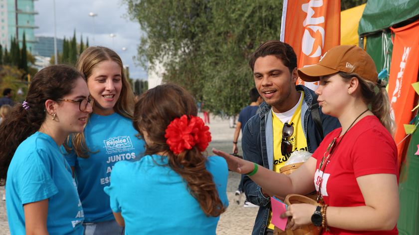 REJOICE! é "ir à fonte beber água” para matar “a sede do encontro”