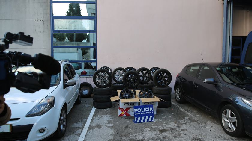 As rodas e as jantes recuperadas pela PSP ao grupo de assaltantes. Foto: João Carlos Malta/RR