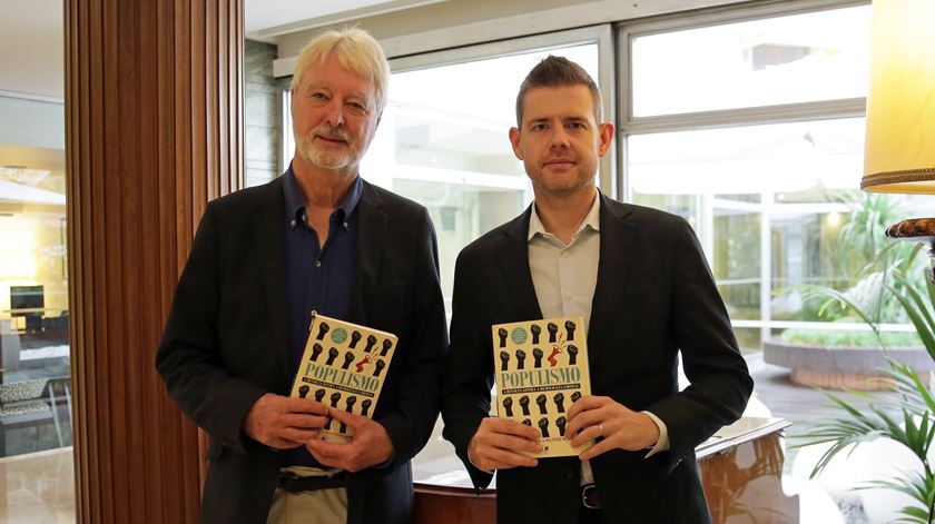 Roger Eatwell (à esquerda) e Matthew Goodwin (à direita), autores de “Populismo”, livro lançado em Portugal em outubro de 2019. Foto: João Pedro Barros/RR