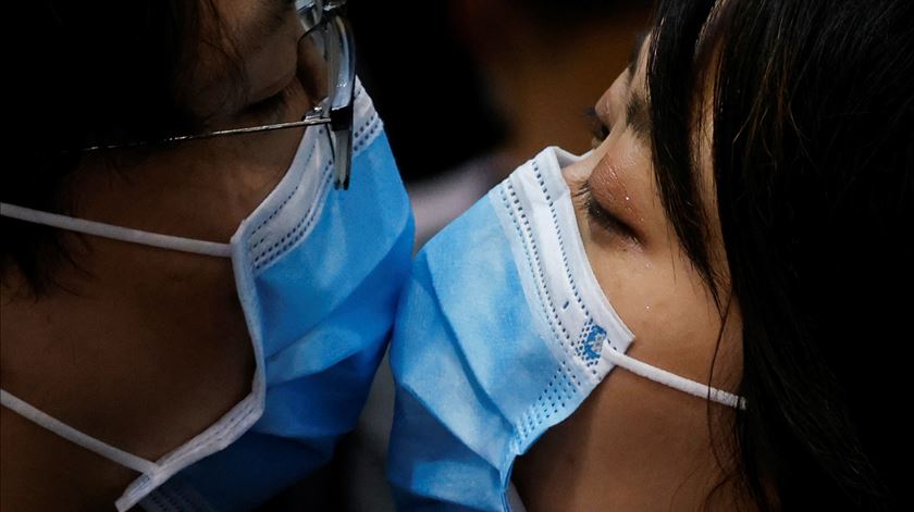 Um casal de namorados beija-se, durante a pandemia de Covid-19. Foto: Aly Song/ Reuters