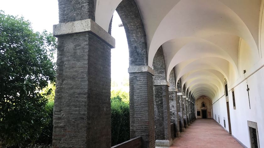 Já no espaço do eremitério, o claustro grande era, para os monges, apenas local de passagem e não de paragem. Foto: Rosário Silva/RR