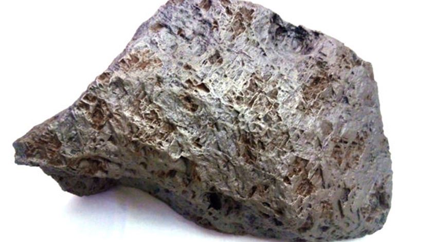 Fragmento do meteorito Muonionalusta vendido esta semana. Foto: Catawiki
