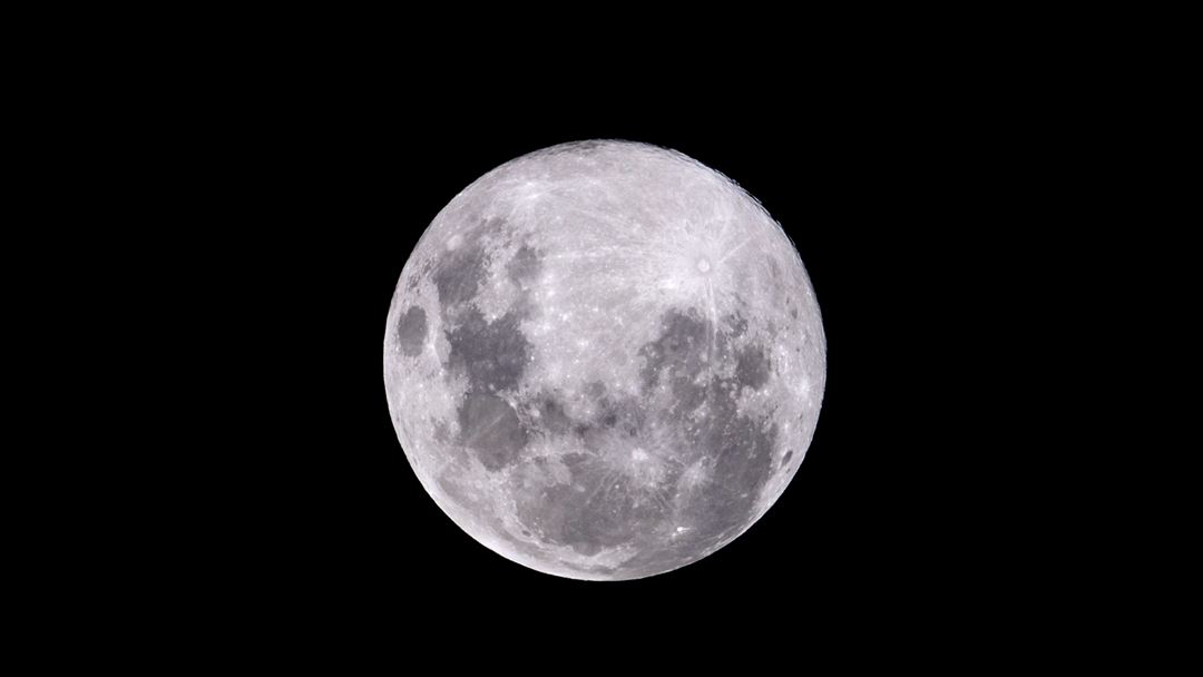 Santiago, Chile. A Lua nasceu no quadrante nordeste, no azimute 89º, contado de Sul para Este. Foto: Alberto Valdes/EPA