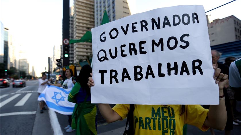 Um grupo de brasileiros manifesta-se contra as medidas de contingência decretadas pelo governador de São Paulo, João Doria. Foto: Fernando Bizerra/EPA