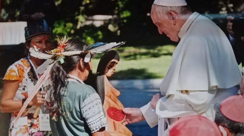 O Papa Francisco com a imagem da "Mãe-Terra", levada a Roma pelos indígenas da Amazónia. Foto: Genni Lloris
