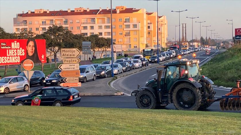 Agricultores provocam trânsito na rotunda no Montijo de acesso à A33 Foto: João Cunha/RR