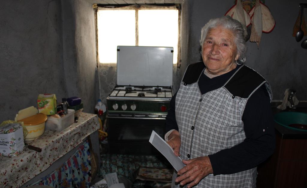 A casa onde Delmira vive não tem casa de banho. Idosa de 86 anos faz a higiene diária numa bacia. Foto: Liliana Carona/RR