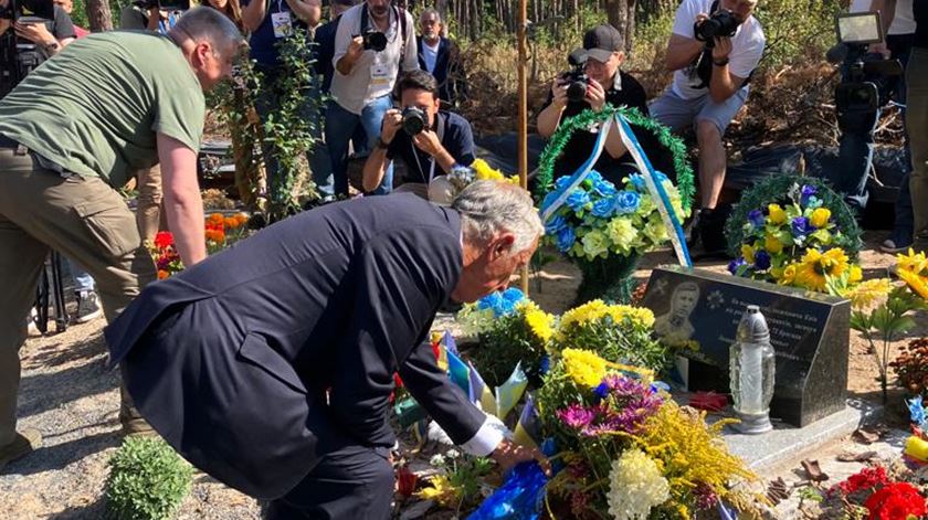 Marcelo deposita coroa de flores no Memorial de Moschun, Ucrânia. Foto: José Pedro Frazão/RR