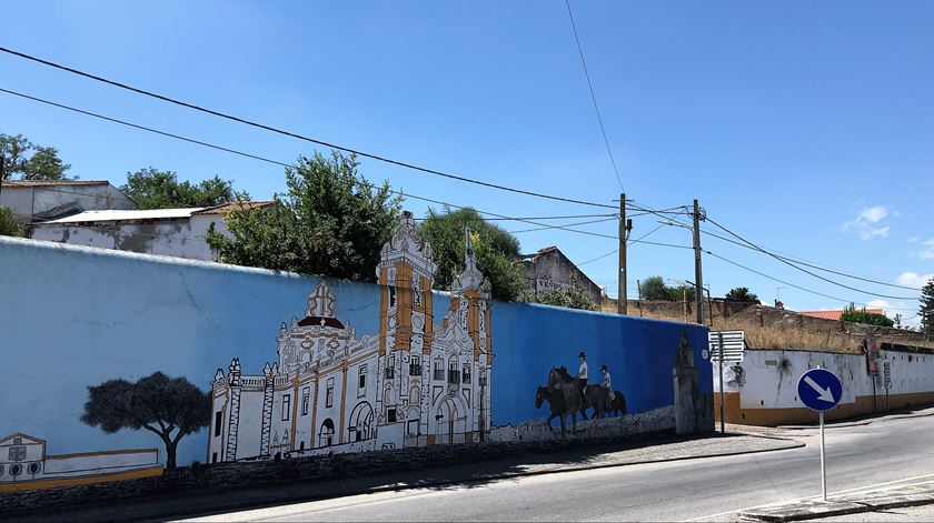 À entrada de Viana do Alentejo, o mural faz eco das tradições locais. Foto: Rosário Silva/RR