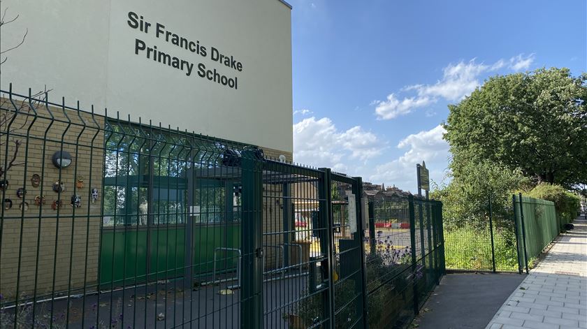 A escola primária Sir Francis Drake, no sudeste de Londres, está encerrada desde 20 de março. Foto: António Fernandes/RR