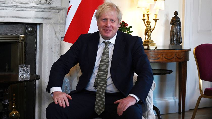 Monti, de oito anos estava preocupado com o Natal e enviou uma carta ao primeiro-ministro britânico para saber como serão as celebrações este ano. Boris Johnson respondeu no Twitter. Foto: Neil Hall/EPA
