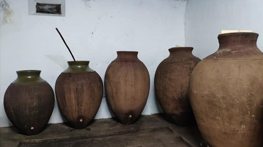 Entre outras, os romanos deixaram a tradição de fazer vinho em grandes potes ou ânforas de barro, às quais chamavam talhas ou cubas. Foto: CMVidigueira