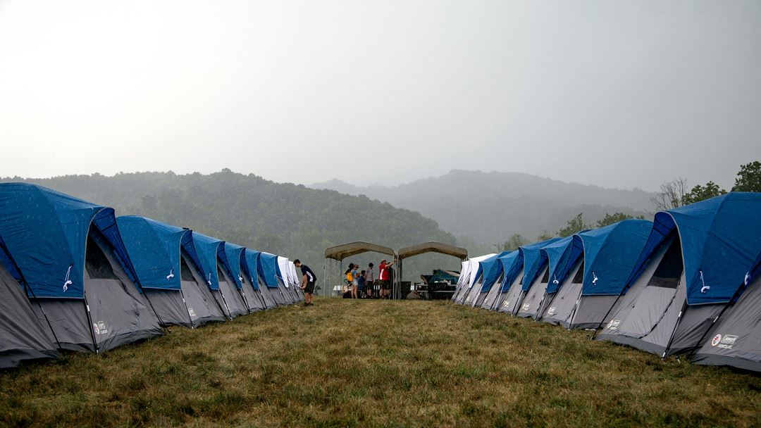 A chuva não impediu os participantes de montar acampamento na reserva natural norte-americana Foto: Jeroen Appel/Facebook 24th World Scout Jamboree 2019 - USA Contingent