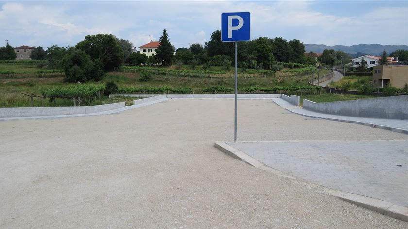 O  parque de estacionamento estão vazios em Fátima. Foto: DR