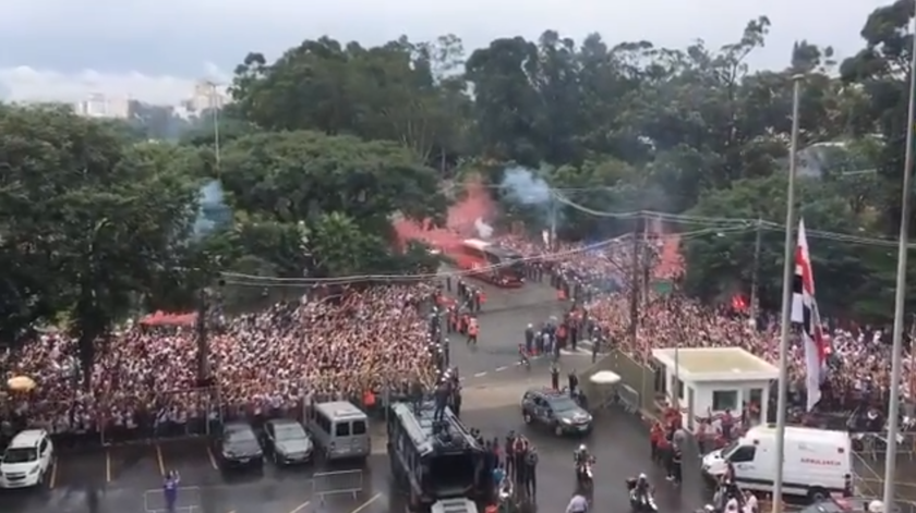Adeptos do São Paulo recebem os jogadores antes do clássico com o rival Corinthians