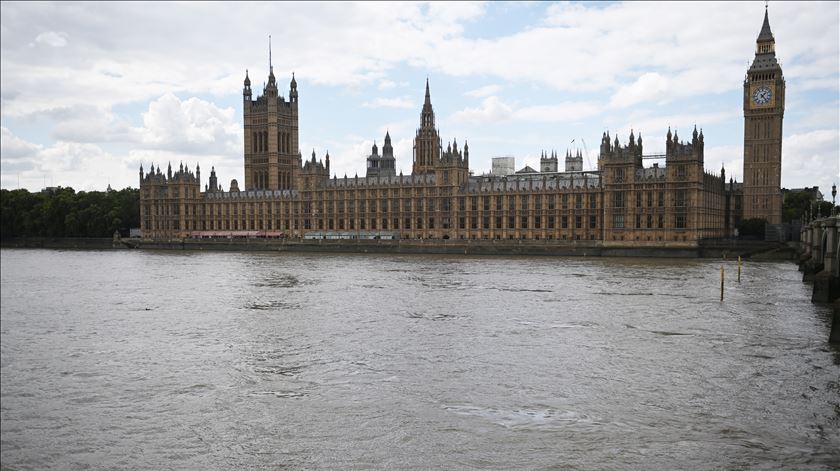 Em reforma, Big Ben volta a tocar em Londres