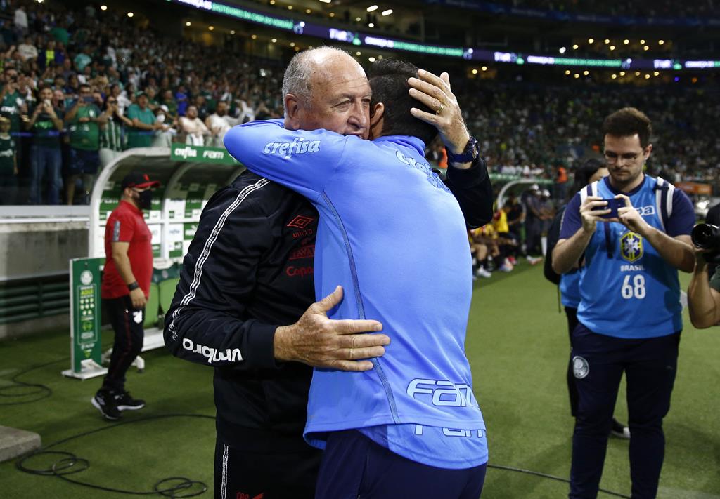 Abel e Scolari encontraram-se para o campeonato, com vitória para o treinador brasileiro Foto: Carla Carniel/Reuters