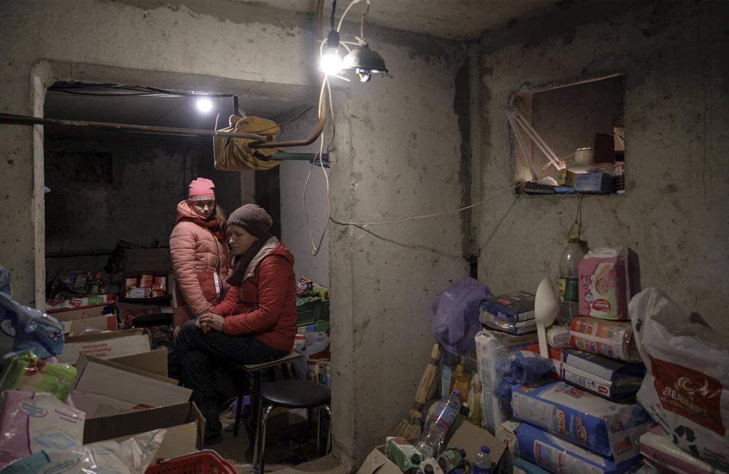 Família em abrigo numa cave, em Kharkiv, Ucrânia. Foto: Thomas Peter/Reuters 