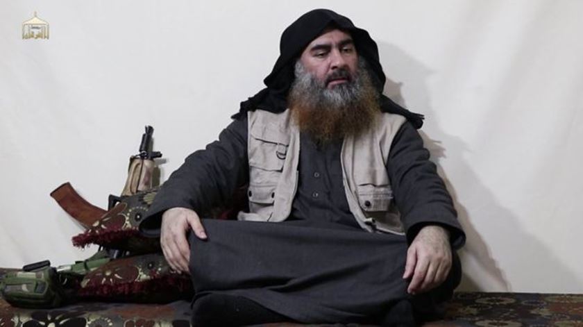 Abu Bakr al-Baghdadi terá detonado um colete de explosivos, quando tinha três crianças com ele