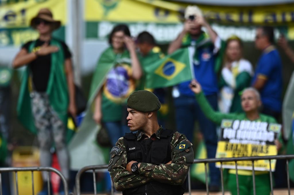 Soldado faz vigia a acampamento de Bolsonaristas montado frente à sede do Exército brasileiro. Foto: André Borges/EPA