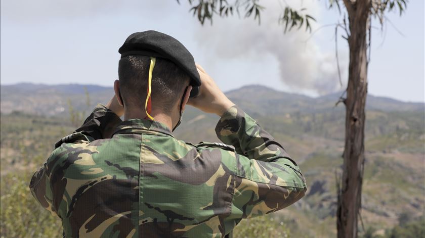 Militar do Exército em ação de patrulhamento de prevenção de incêndios florestais em Abrantes. Foto: Paulo Cunha/Lusa