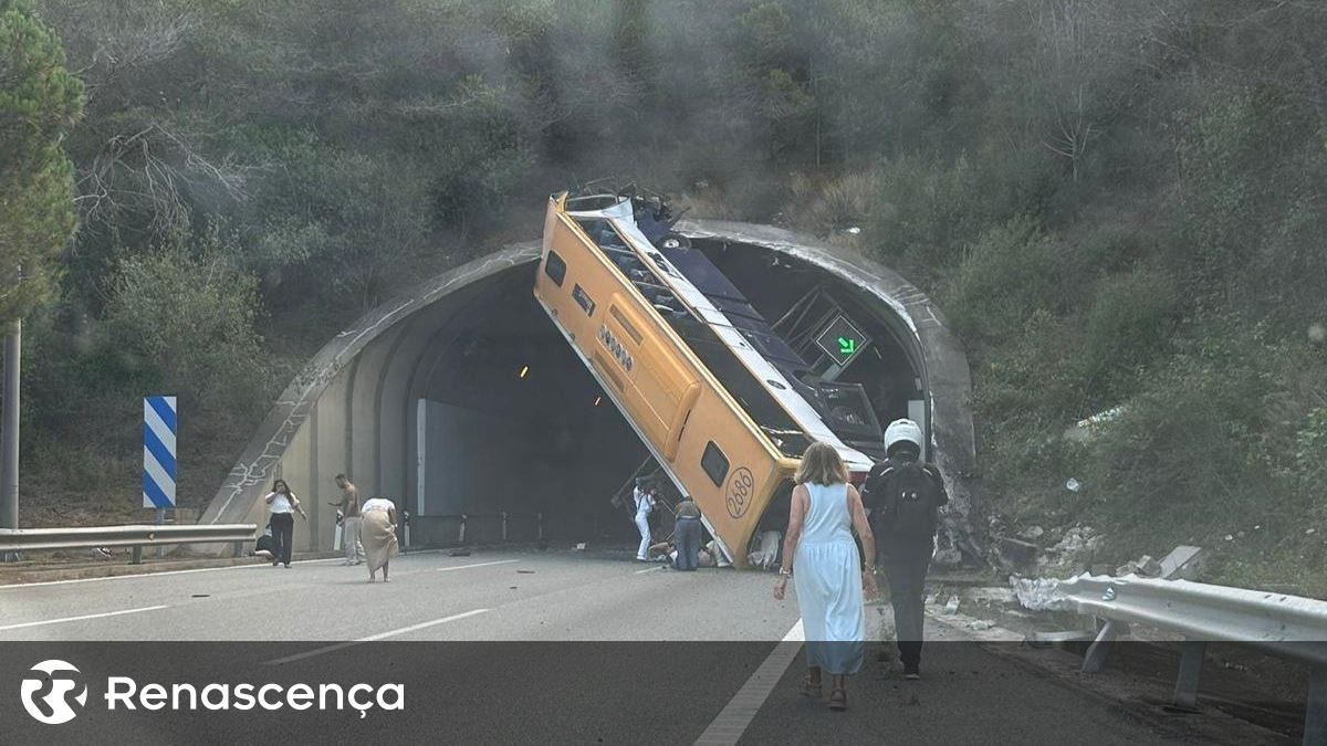 Barcelona. Autocarro com 60 pessoas despista-se e fica na vertical à entrada de um túnel