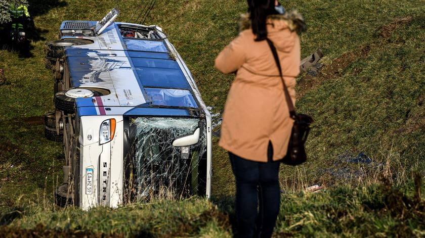 Autocarro caiu a uma vala e fez pelo menos dois mortos com oito anos de idade e quatro feridos graves. Foto: Filip Singer/EPA